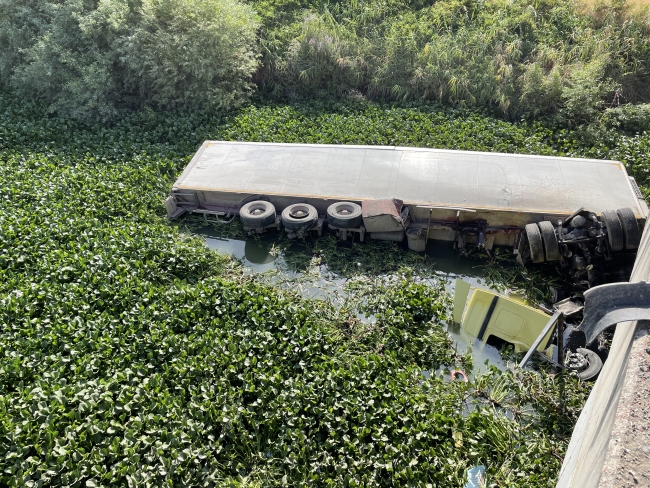 Hatay'da kontrolden çıkan tır Asi Nehri'ne devrildi