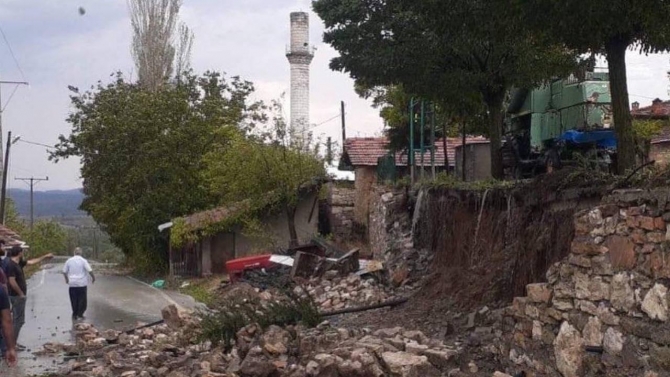 Bursa'da sağanak ve taşkın: Cami minaresi hasar gördü