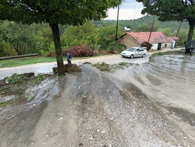 Bursa'da sağanak ve taşkın: Cami minaresi hasar gördü