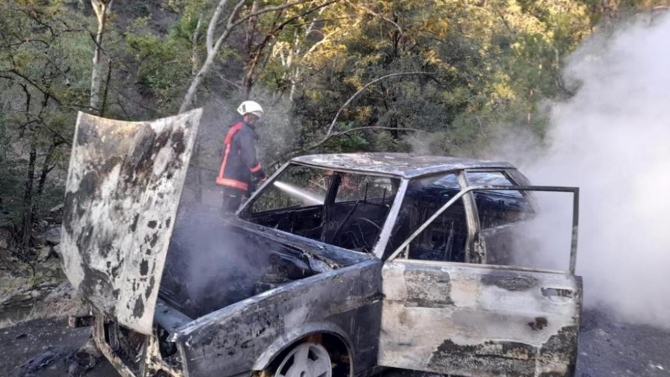 Mersin'de alev alan otomobil küle döndü