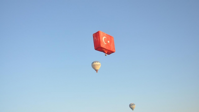 Kapadokya'da balonlar 30 Ağustos Zafer Bayramı için havalandı