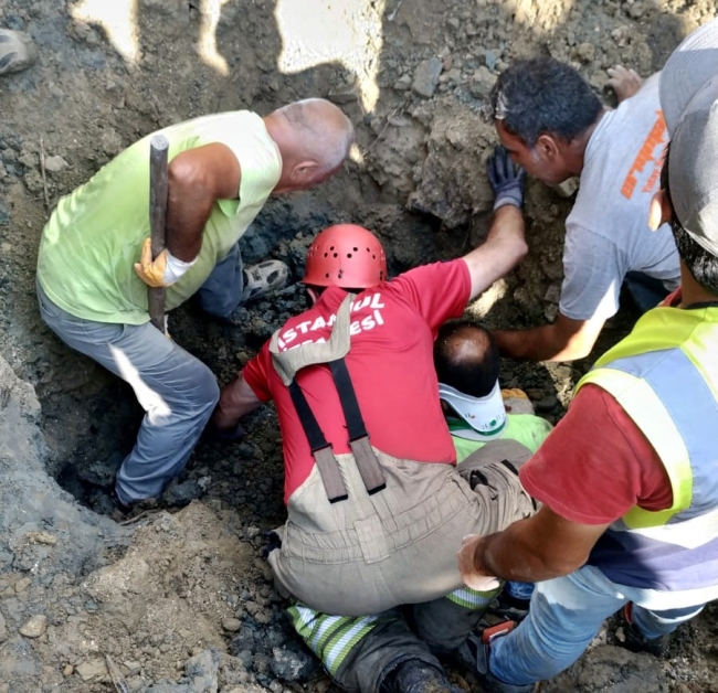 İstanbul'da altyapı çalışması sırasında bir işçi göçük altında kaldı