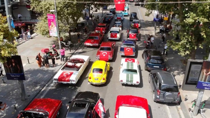 İstanbul'da klasik otomobillerle zafer korteji