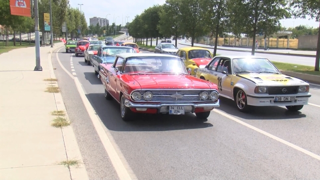 İstanbul'da klasik otomobillerle zafer korteji