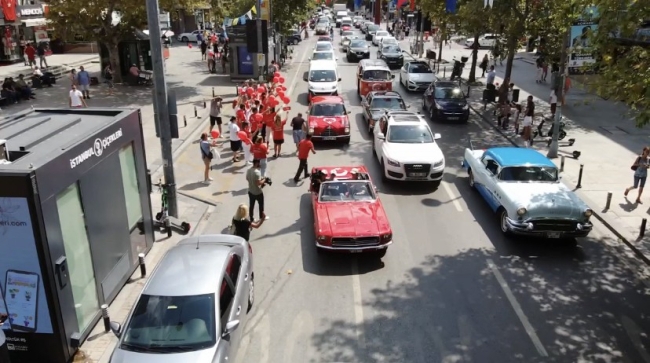 İstanbul'da klasik otomobillerle zafer korteji