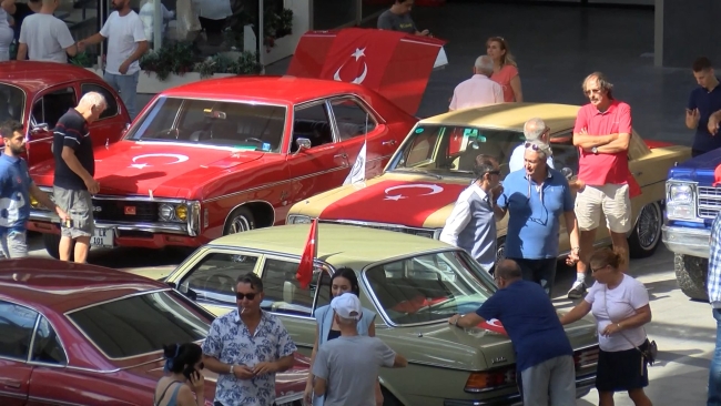 İstanbul'da klasik otomobillerle zafer korteji