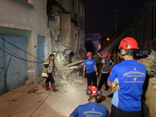 İzmir’de metruk binanın duvarı çöktü