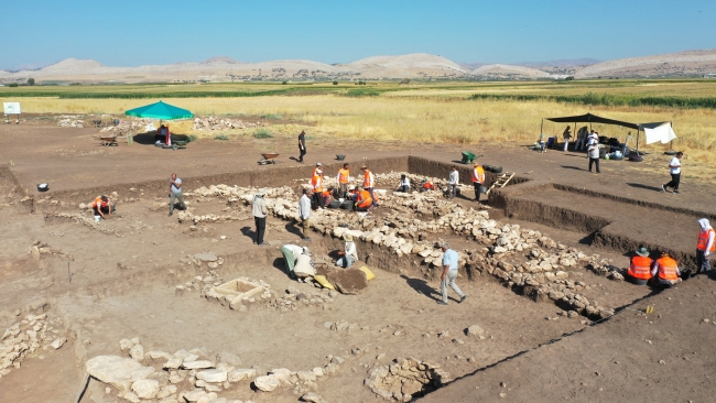 Diyarbakır'daki kazılarda sandık tipi 3 yeni mezar daha bulundu