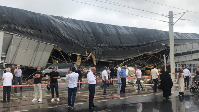 Bursa'da yoğun yağış sonrası otobüs terminalinin çatısı çöktü