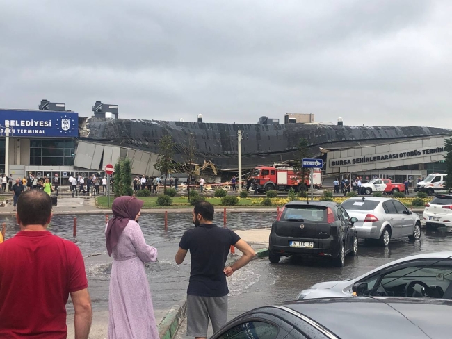 Bursa'da yoğun yağış sonrası otobüs terminalinin çatısı çöktü