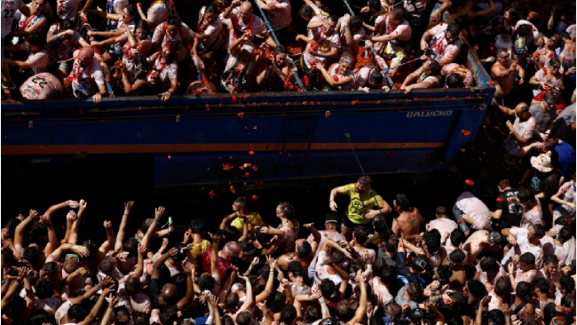 İspanya'da 'La Tomatina' festivali: 20 bin kişi birbirine 130 ton domates attı