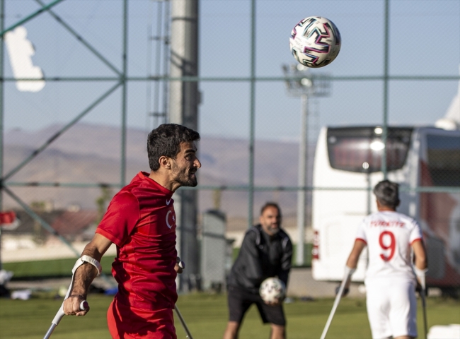 Ampute futbolcu Okan Şahiner'in başarı öyküsü dikkat çekiyor