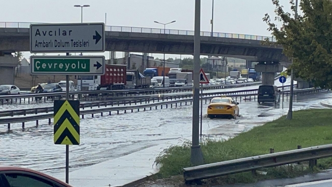 İstanbul'da sağanak başladı, yollar göle döndü