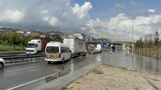 İstanbul'da sağanak başladı, yollar göle döndü