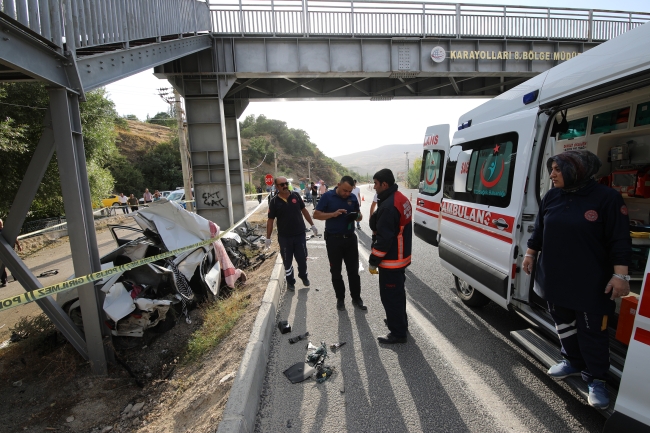 Malatya'da otomobil üst geçide çarptı: 2 ölü, 2 yaralı