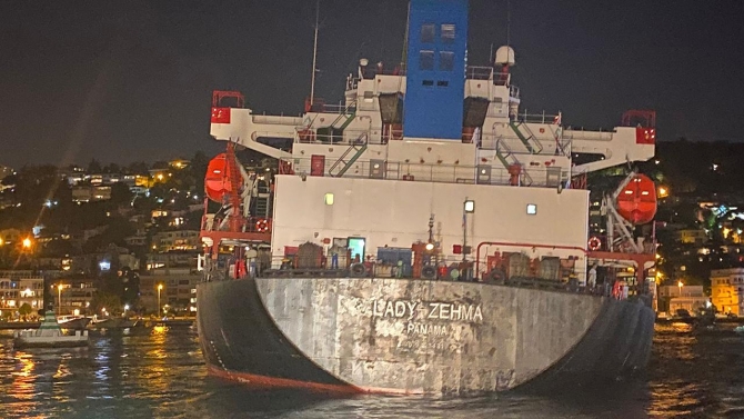 Gemi karaya oturdu, İstanbul Boğazı'nda gemi trafiği durdu