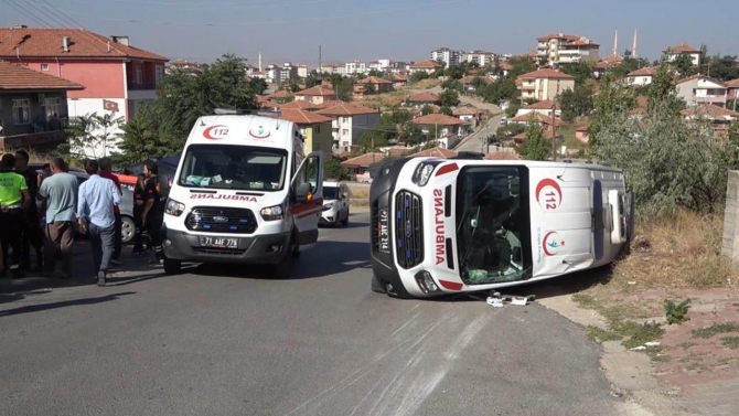 Kırıkkale'de ambulans ile otomobil çarpıştı: 4 yaralı