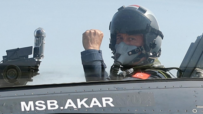 Bakan Akar F-16 kokpitinde