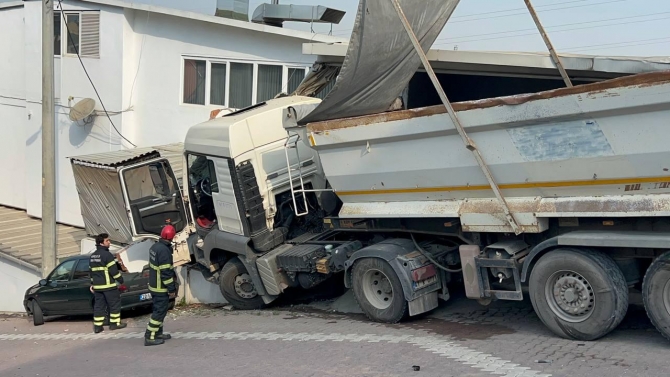 Kocaeli'de park halindeki tır hareket etti, iş yerine çarptı