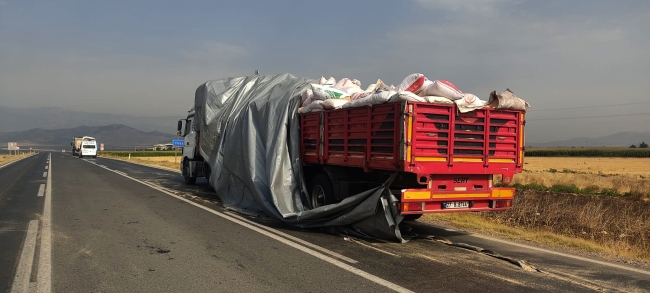 Gaziantep'te 5 ton yem, tır dorsesinden yola saçıldı