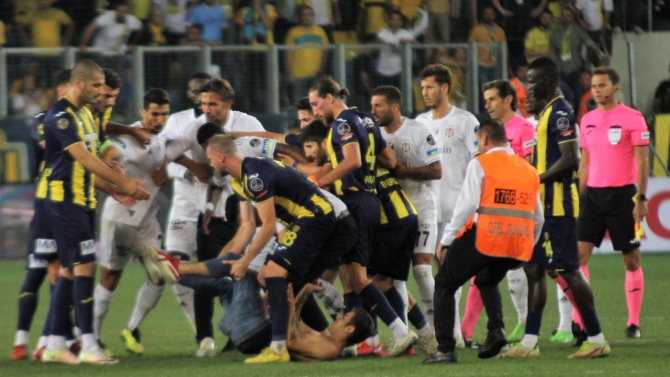 Ankaragücü-Beşiktaş maçında sahaya giren saldırgan serbest bırakıldı