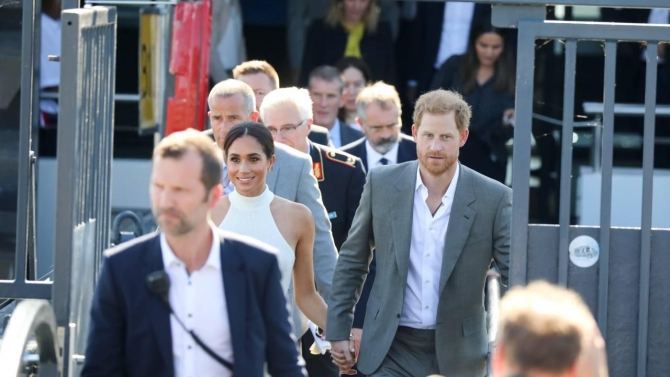 Prens Harry ile eşi Meghan Markle, Düsseldorf'ta ilgiyle karşılandı