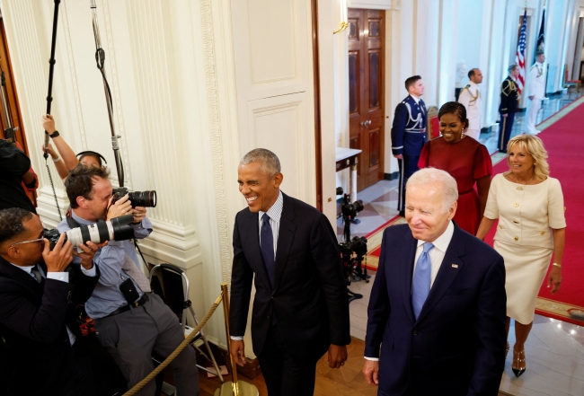 Obama çiftinin resmi portreleri Beyaz Saray'da tanıtıldı