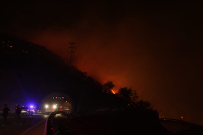 Mersin'deki yangına gece görüşlü 3 helikopter müdahale ediyor