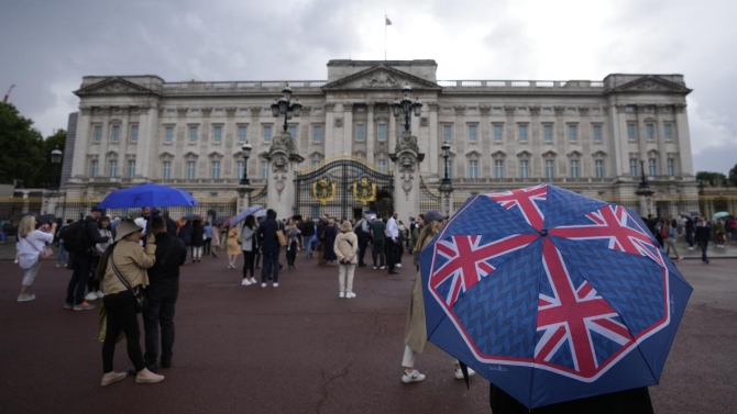 Kraliçe'nin sevenleri Buckingham Sarayı'nın önünde toplandı