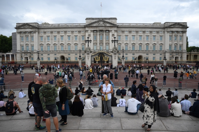 Kraliçe'nin sevenleri Buckingham Sarayı'nın önünde toplandı