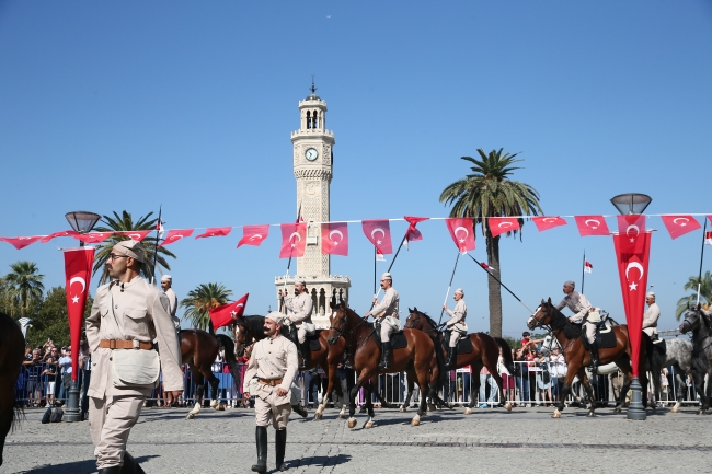 İzmir'in 100. kurtuluş günü kutlamalarında helikopterler zeybek gösteri yaptı