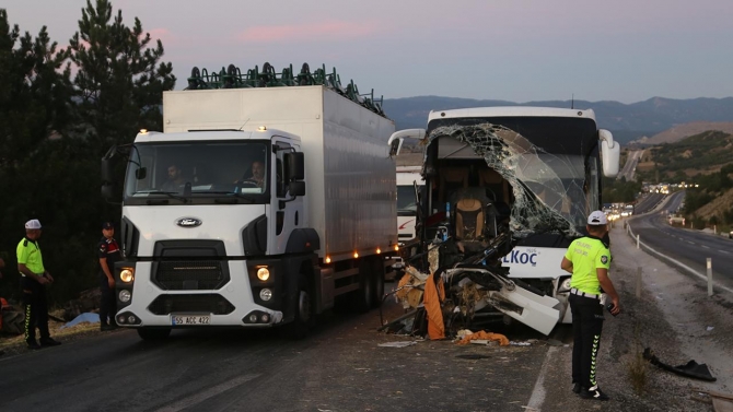 Kastamonu'da otobüs ile traktör çarpıştı: 1 ölü, 12 yaralı