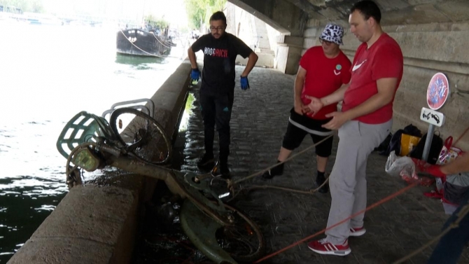 Fransız temizlik görevlisi bulduğu atıkları sosyal medyada paylaşıyor