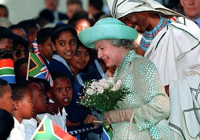 Kraliçe Elizabeth modayı diplomasi olarak kullandı