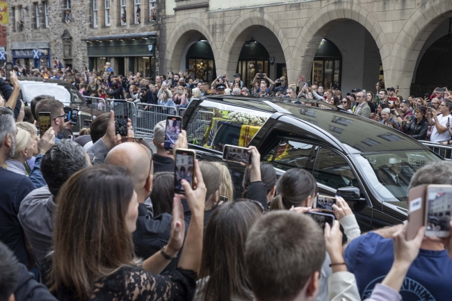 Kraliçe Elizabeth'in cenazesi İskoçya'nın başkenti Edinburgh'a götürüldü