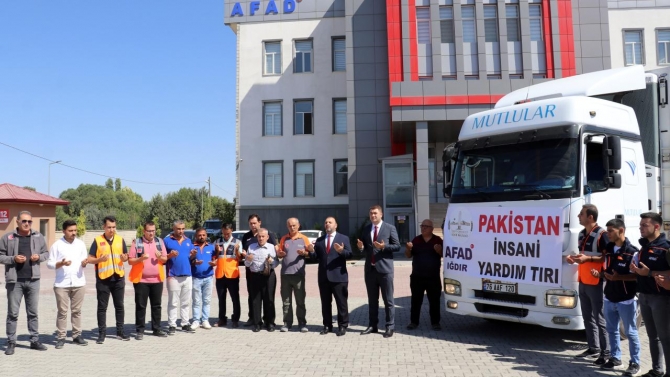 Iğdır'dan Pakistan'daki sel bölgesine bir tır yardım gönderildi