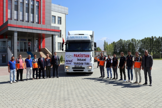 Iğdır'dan Pakistan'daki sel bölgesine bir tır yardım gönderildi