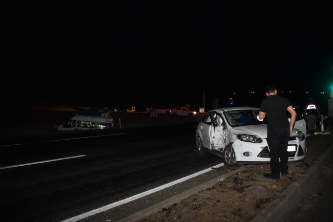 Şanlıurfa'da minibüs ile otomobil çarpıştı: 16 yaralı