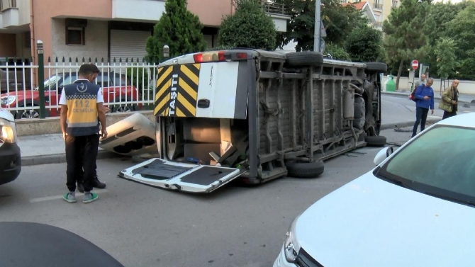 Kadıköy'de 2 servis çarpıştı: 1 yaralı