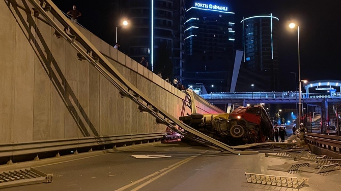 Kadıköy'de hafriyat yüklü kamyon çevre yoluna düştü