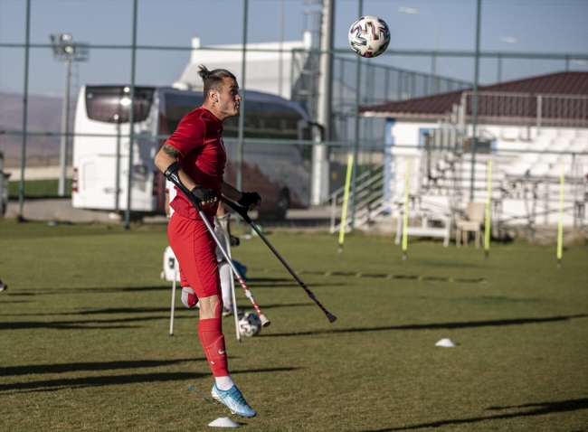 Kemal Güleş "tek bacağı" ile Dünya Kupası'nı kaldırmak istiyor