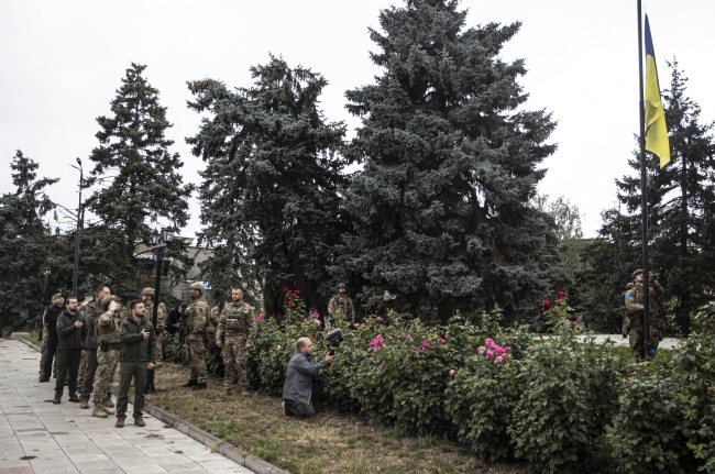 Zelenskiy'den Rus güçlerinden geri alınan İzyum'a ziyaret