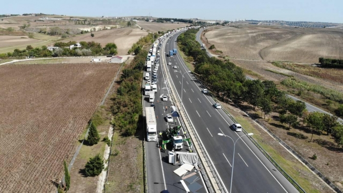 TEM Otoyolu'nda devrilen kamyonet trafikte yoğunluğa neden oldu