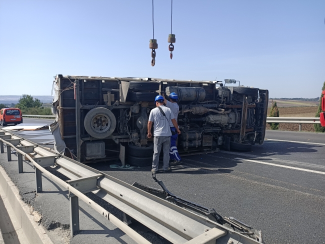 TEM Otoyolu'nda devrilen kamyonet trafikte yoğunluğa neden oldu