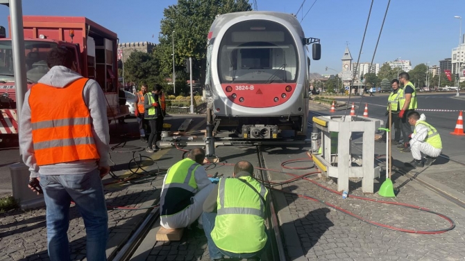 Kayseri'de halk otobüsüyle tramvay çarpıştı