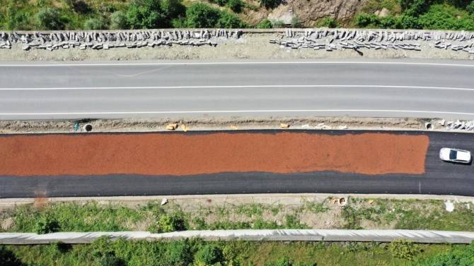 Yeni yapılan yol fındık harmanı oldu