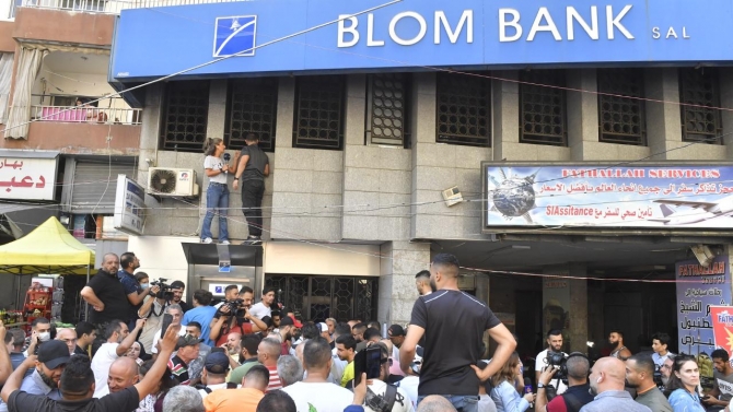 Lübnan'da paralarını çekemeyen mudilerden bir günde ikinci defa banka baskını