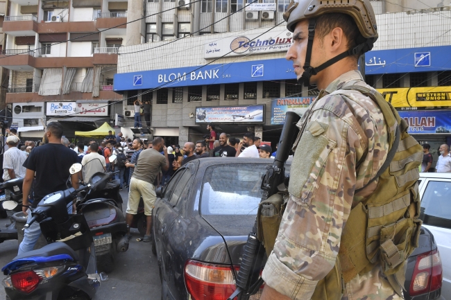 Lübnan'da paralarını çekemeyen mudilerden bir günde ikinci defa banka baskını