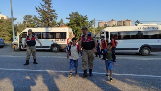 Okul çevrelerinde denetim: 126 okul servis aracı trafikten men edildi