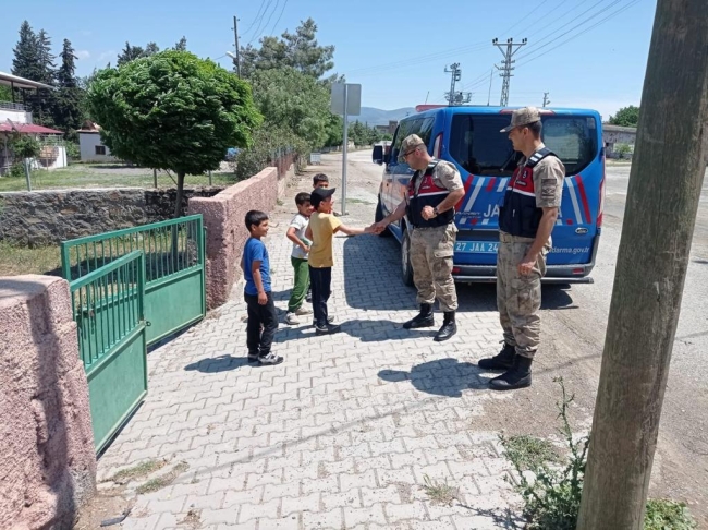 Okul çevrelerinde denetim: 126 okul servis aracı trafikten men edildi